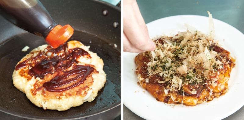 Phết xốt Okonomiyaki, rắc bột rong biển và khô cá bào